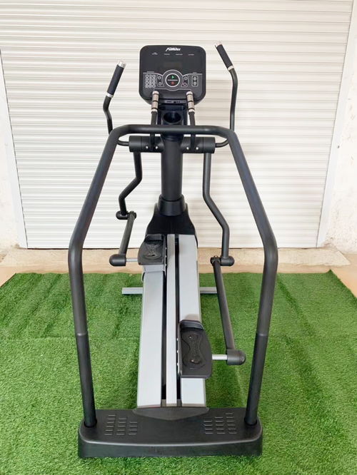 攀登機(jī) 力康來健身俱樂部中的全身運(yùn)動(dòng)神器